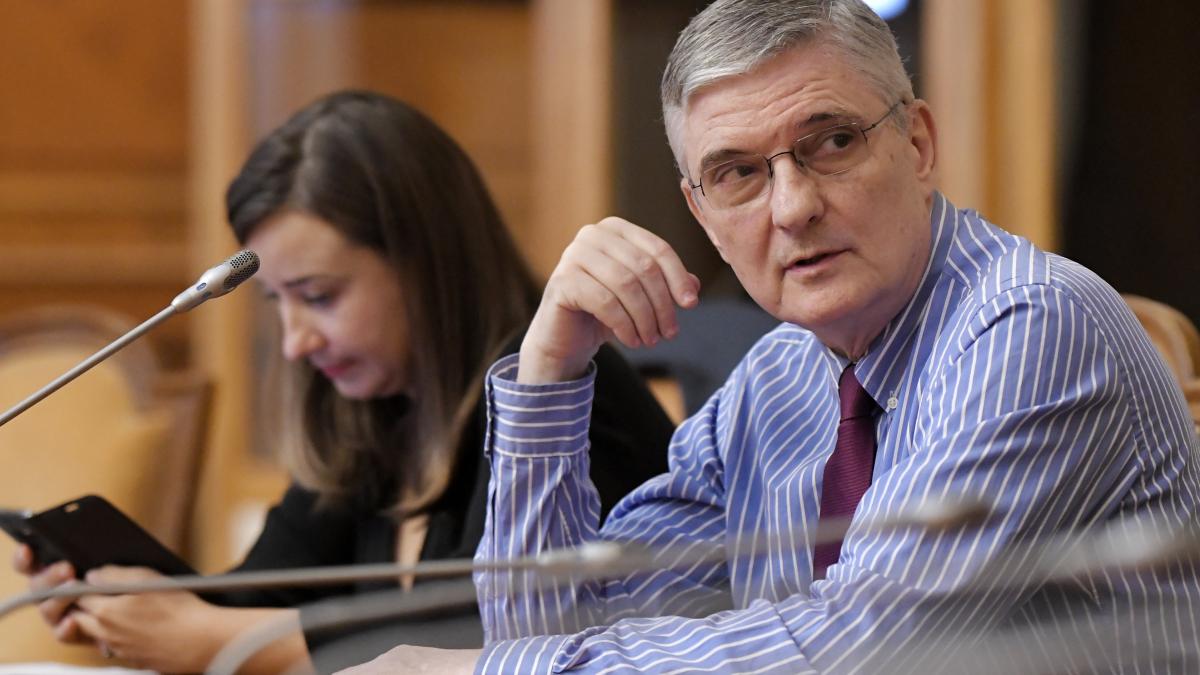 România, avertizată de recesiune din cauza războiului din Iran: Dăianu recomandă prudență în cheltuieli București – Președintele Consiliului Fiscal, DANIEL DăIANU, a tras un semnal de alarmă cu privire la riscul de recesiune pentru România, din cauza scumpirilor generate de războiul din Iran