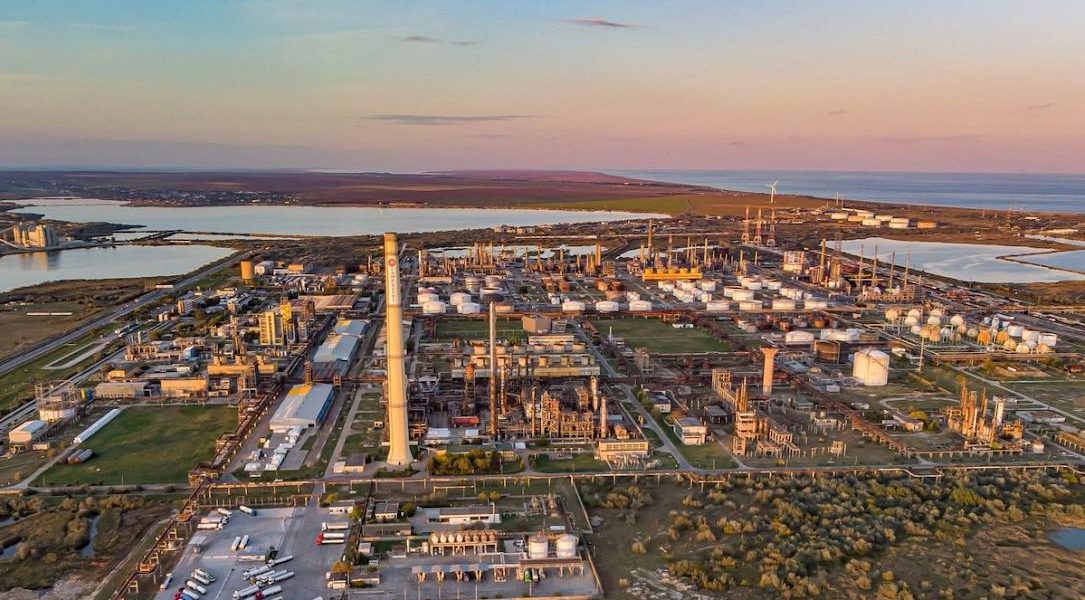 Rompetrol Rafinare finalizează lucrările de mentenanță la rafinăriile Petromidia și Vega; producția de combustibili se reia București, România – Rompetrol Rafinare (BVB: RRC), cel mai mare producător de combustibili din România, a finalizat lucrările mecanice incluse în reviziile planificate ale celor două rafinării operare, Petromidia Năvodari și Vega Ploiești, conform unui comunicat de presă al companiei