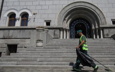 Primăria Sectorului 1 a plătit aproape 18.000 de euro pentru servicii de curățenie stradală neefectuate, după ce Curtea de Conturi a descoperit suprafețe supradimensionate ale trotuarelor în raportul de audit financiar