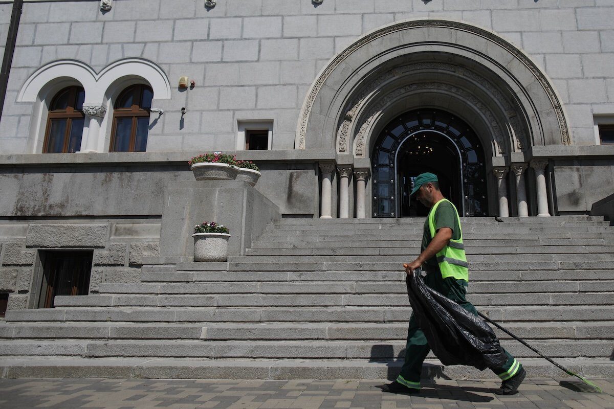 Primăria Sectorului 1 a plătit aproape 18.000 de euro pentru servicii de curățenie stradală neefectuate, după ce Curtea de Conturi a descoperit suprafețe supradimensionate ale trotuarelor în raportul de audit financiar