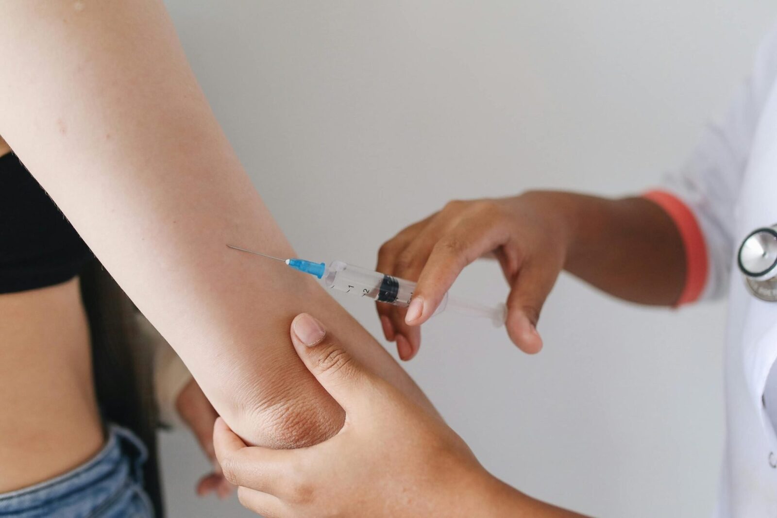 Vaccinul antigripal cu doză mare ar putea reduce riscul de Alzheimer la vârstnici București – Un studiu recent publicat în revista Neurology sugerează o legătură promițătoare între vaccinarea antigripală și prevenirea bolii Alzheimer
