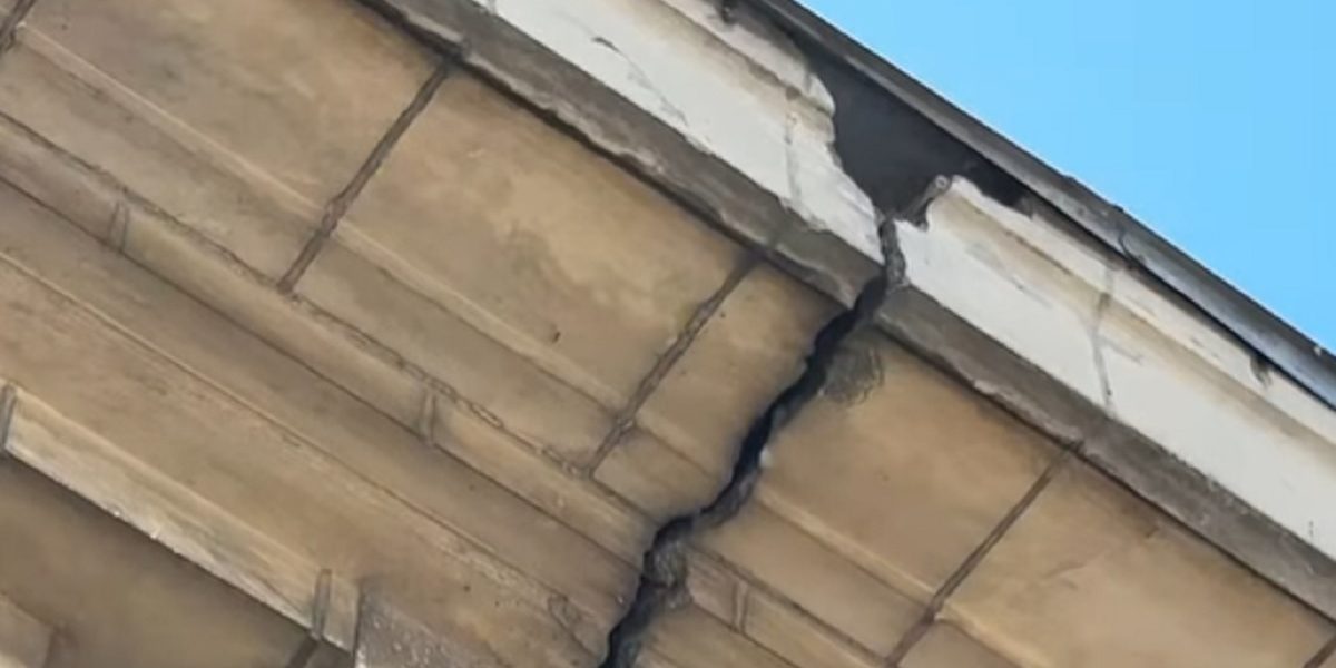 Inundații și crăpături GROAZNICE la Sala Sporturilor: Pericol URIAȘ pentru fani