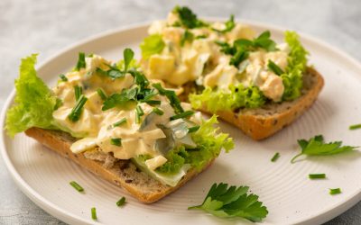 Salata de ouă, un clasic reinterpretat Salata de ouă, o alegere culinară simplă și apreciată, se dovedește a fi mult mai versatilă decât am putea crede