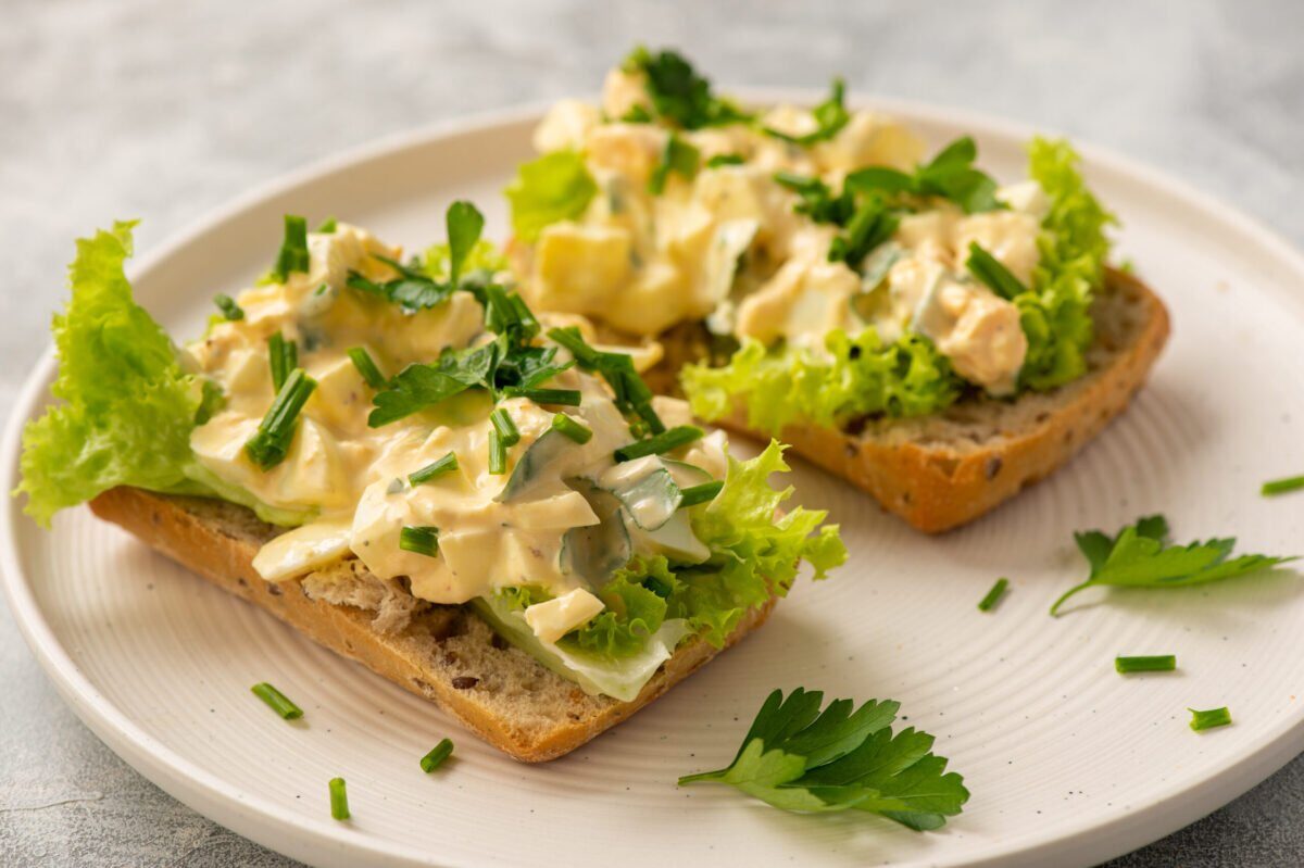 Salata de ouă, un clasic reinterpretat Salata de ouă, o alegere culinară simplă și apreciată, se dovedește a fi mult mai versatilă decât am putea crede