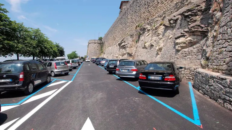 Pumn în față pentru un loc de parcare: Scandal în stradă