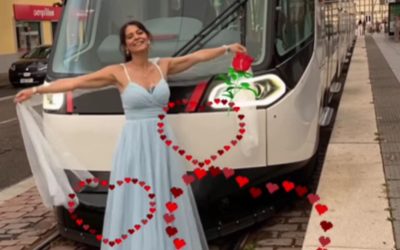 FRANȚOAICA SANDRA RAHM S-A „CĂSĂTORIT” CU UN TRAMVAI: O POVESTE NEOBIȘNUITĂ DESPRE OBIECTOFILIE O femeie din Franța a stârnit o mulțime de reacții după ce a „oficializat” o relație neobișnuită