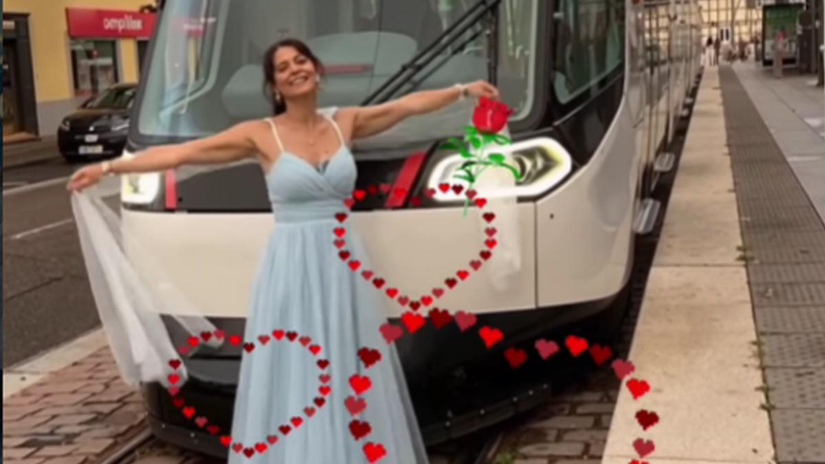 FRANȚOAICA SANDRA RAHM S-A „CĂSĂTORIT” CU UN TRAMVAI: O POVESTE NEOBIȘNUITĂ DESPRE OBIECTOFILIE O femeie din Franța a stârnit o mulțime de reacții după ce a „oficializat” o relație neobișnuită
