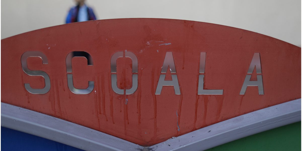 Profesorul din Gorj, acuzat de corupție sexuală, încasează salariu de un an