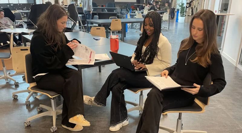 Suedia renunță la digital în școli: Manualele revin, alfabetizarea e speranța