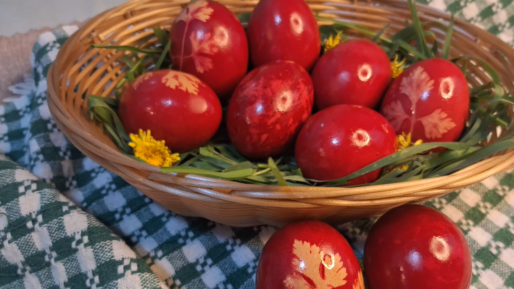 Vopsirea ouălor de Paște: metode tradiționale și trucuri pentru rezultate spectaculoase Pentru mulți români, apropierea Paștelui înseamnă nu doar pregătirea bucatelor tradiționale, ci și vopsirea ouălor