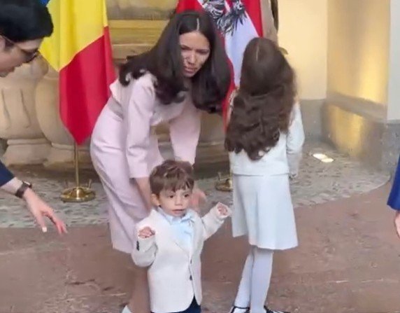 Președintele Nicușor Dan a dezvăluit, miercuri, o perspectivă inedită asupra preferințelor fiicei sale în ceea ce privește arta teatrală, oferind totodată o incursiune în propria sa viziune despre rolul public