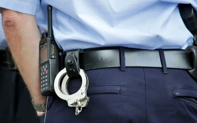 Arest la domiciliu pentru un comisar-șef de poliție din Bacău, acuzat de luare de mită Un comisar-șef de poliție din Bacău a fost plasat în arest la domiciliu pentru o perioadă de 30 de zile