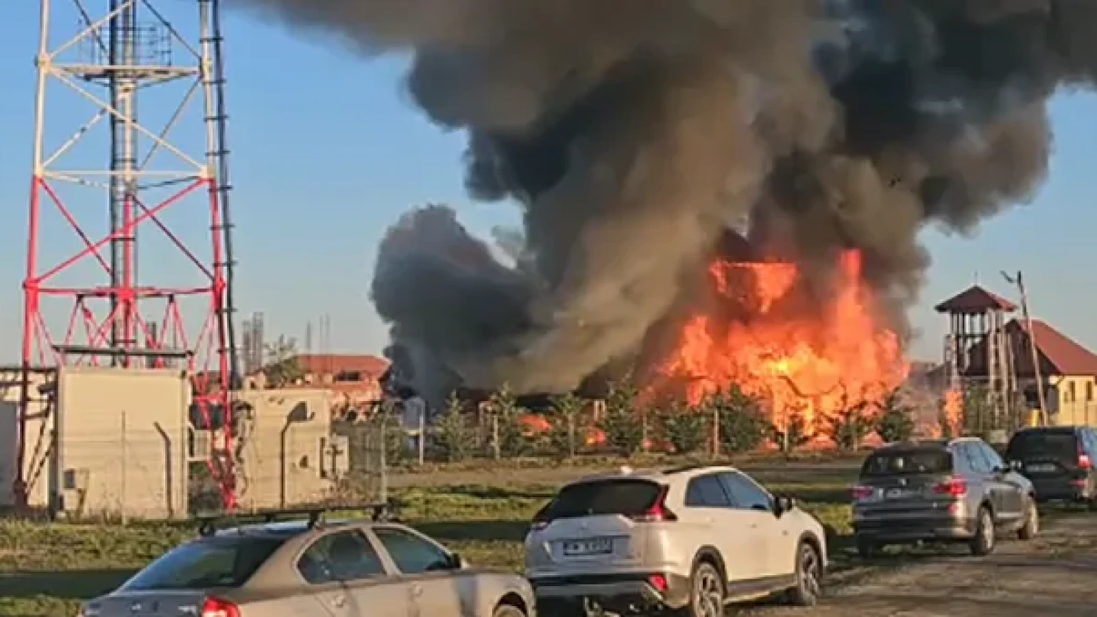 Un incendiu puternic a izbucnit marți dimineață la o biserică din lemn din Săcălaz, județul Timiș, în plină Săptămână a Patimilor, potrivit informațiilor disponibile