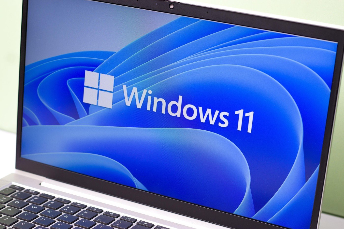 Windows 11: Cum să-ți menții sistemul de operare rapid și eficient Utilizatorii de Windows 11 se pot confrunta cu probleme legate de performanță în timp, cauzate de o serie de factori, de la fișiere temporare și aplicații instalate în exces, până la funcții care rulează în fundal fără a fi utilizate