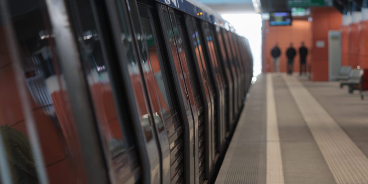 Bucăți din tavan s-au prăbușit la metroul din București: Circulația, blocată!