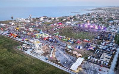 Selly vinde bilete și lansează un apel proprietarilor de cazări pentru festivalul NIBIRU Vloggerul Selly a anunțat vânzarea a peste 10.000 de abonamente de trei zile pentru festivalul NIBIRU, la doar patru zile de la lansare, estimând un impact economic de două milioane de euro