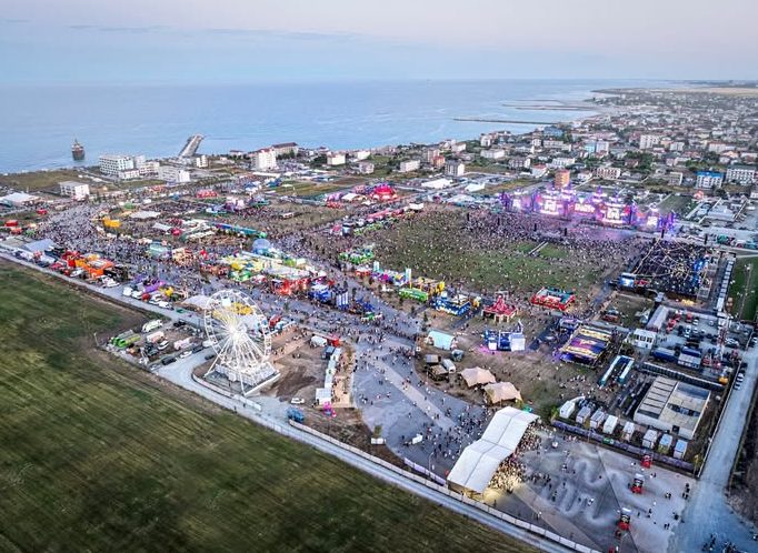 Selly vinde bilete și lansează un apel proprietarilor de cazări pentru festivalul NIBIRU Vloggerul Selly a anunțat vânzarea a peste 10.000 de abonamente de trei zile pentru festivalul NIBIRU, la doar patru zile de la lansare, estimând un impact economic de două milioane de euro