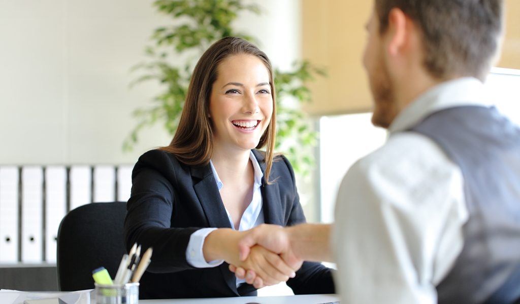 Câte ore de muncă și socializare te fac mai fericit? Studiu