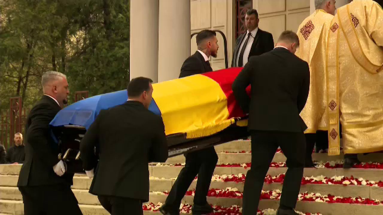 Cortegiul funerar cu trupul neînsuflețit al legendarului antrenor Mircea Lucescu a ajuns vineri dimineață la Biserica Sfântul Elefterie din București, unde a început slujba de înmormântare
