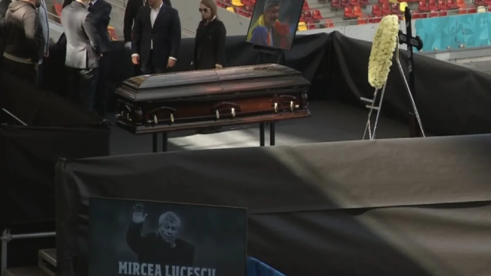Sicriul cu trupul neînsuflețit al lui Mircea Lucescu a ajuns la Arena Națională din București, unde publicul are acces pentru a-și lua rămas bun de la marele antrenor
