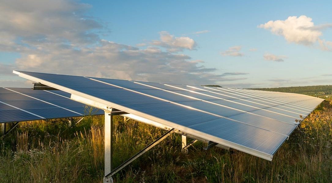 Gigantul chinez Sany Group investește un miliard de euro în România pentru un proiect energetic hibrid de amploare, vizând parcuri solare, stocare de energie și un centru de date, potrivit informațiilor publicate de Profit.ro și confirmate de memorandumul semnat