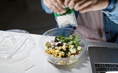 Salatele – o masă simplă, cu potențial infinit: cum să le transformi cu sosuri ingenioase Salata, adesea considerată o alegere rapidă pentru prânz sau cină, poate deveni o experiență culinară captivantă, departe de monotonia gustului obișnuit