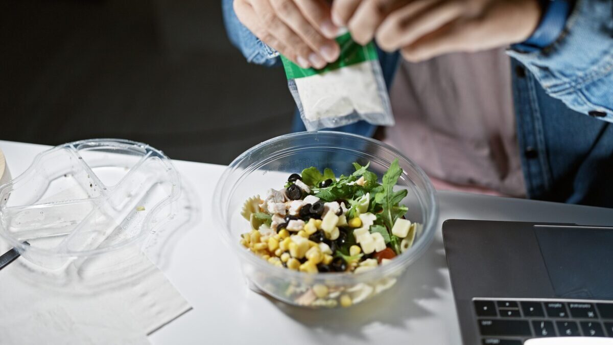 Salatele – o masă simplă, cu potențial infinit: cum să le transformi cu sosuri ingenioase Salata, adesea considerată o alegere rapidă pentru prânz sau cină, poate deveni o experiență culinară captivantă, departe de monotonia gustului obișnuit