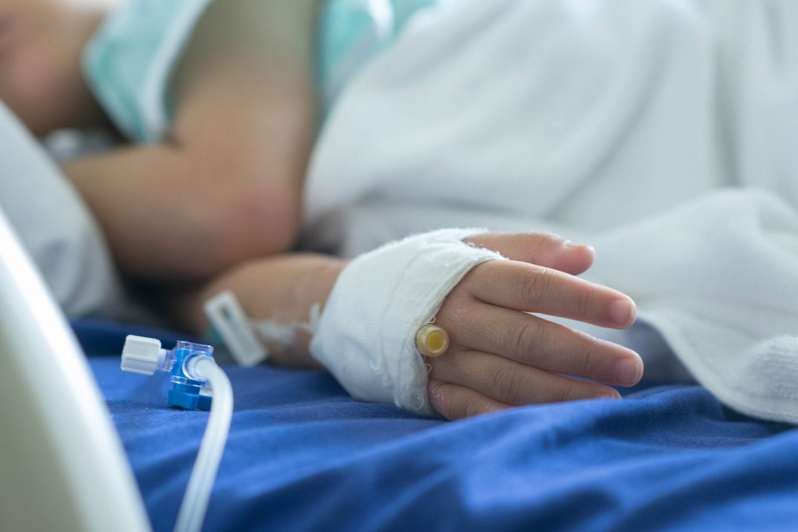 Sute de copii infectați cu HIV, după ce au primit seringi refolosite