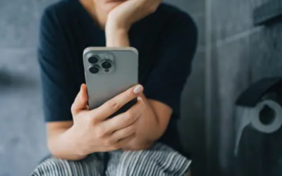 Stai mult pe wc cu telefonul? Medicii avertizează: Riscuri grave dacă depășești 10 minute