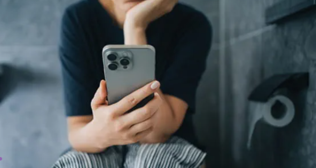 Stai mult pe wc cu telefonul? Medicii avertizează: Riscuri grave dacă depășești 10 minute