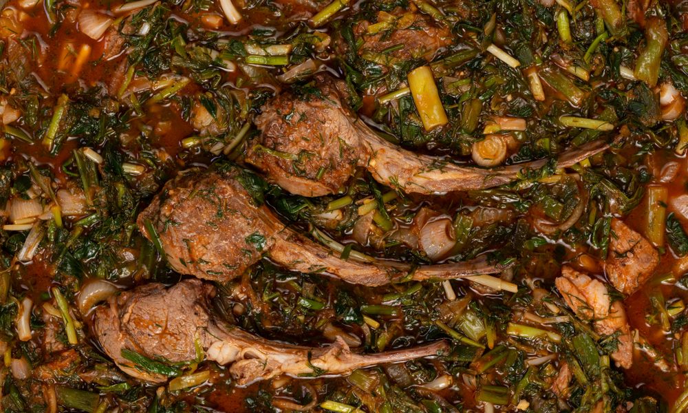 Stufat de miel, aroma copilăriei: Rețeta tradițională de Paște din România