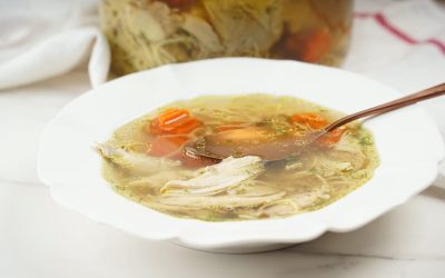 Supa de pui cu turmeric: un aliat neașteptat în lupta cu răceala și inflamația Supa de pui, preparat tradițional asociat cu ameliorarea simptomelor de răceală, își amplifică proprietățile benefice prin adăugarea turmericului