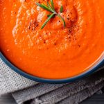 Brânză Feta la cuptor: Supa cremoasă și rapidă, gata instant!