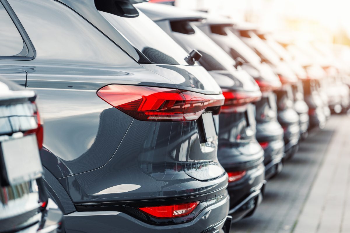 Piața auto din România începe anul 2026 cu schimbări majore: SUV-urile și electricele sunt pe val, în timp ce dieselul înregistrează scăderi