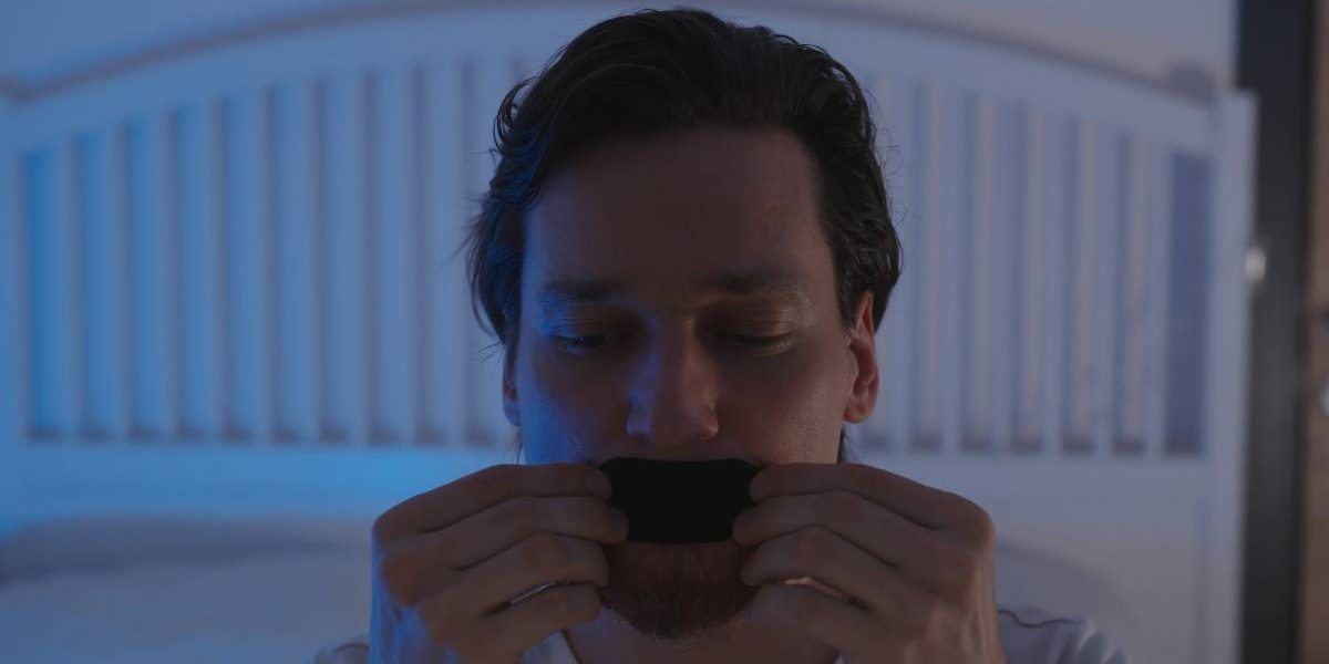 Își lipsește gura înainte de somn – Avertisment Șocant