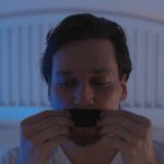 Își lipsește gura înainte de somn – Avertisment Șocant