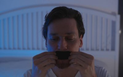 Își lipsește gura înainte de somn – Avertisment Șocant