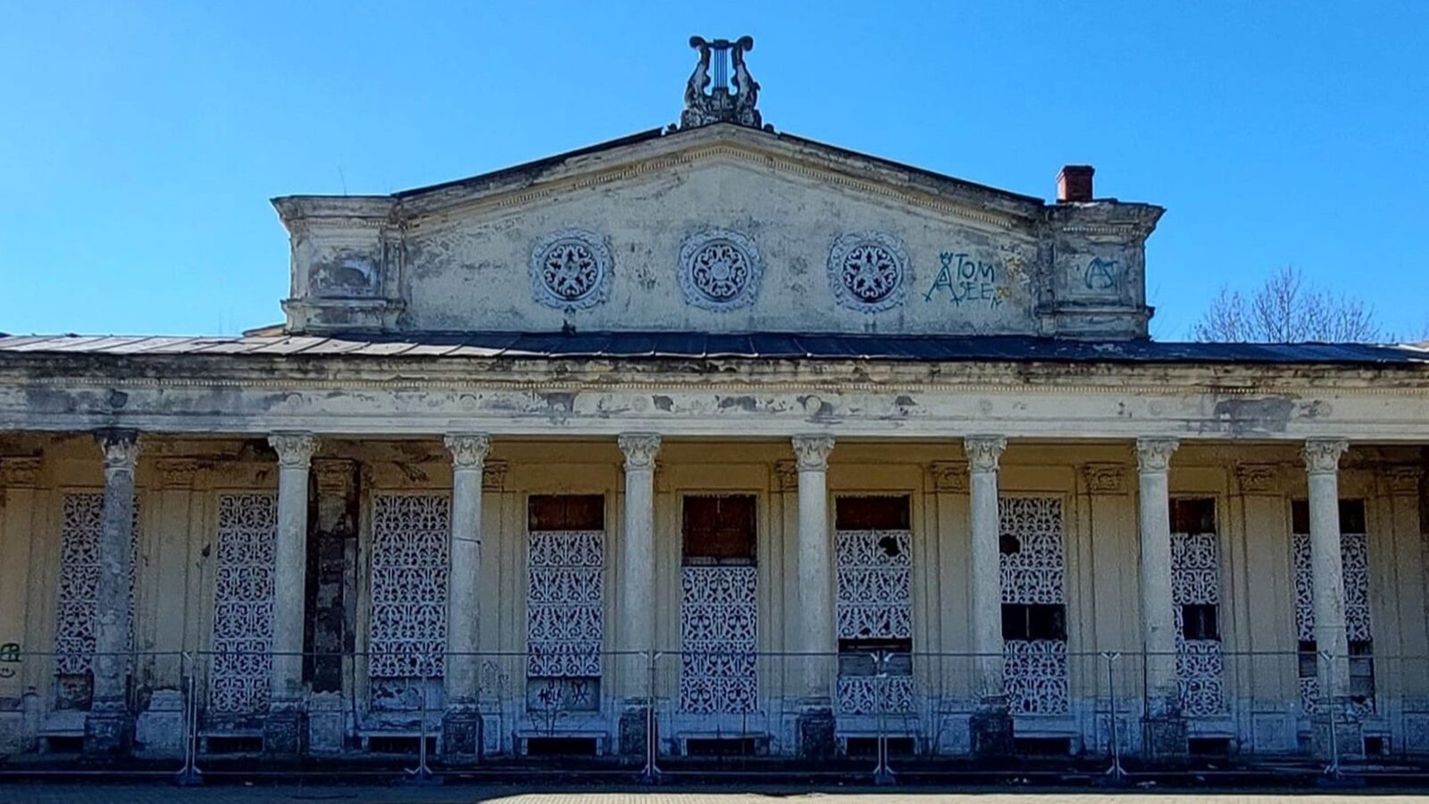 Primăria Sectorului 1 a plătit ilegal peste 15.000 de euro pentru lucrări de modernizare și consolidare a Teatrului de Vară „Nicolae Bălcescu” și pentru un ansamblu educațional