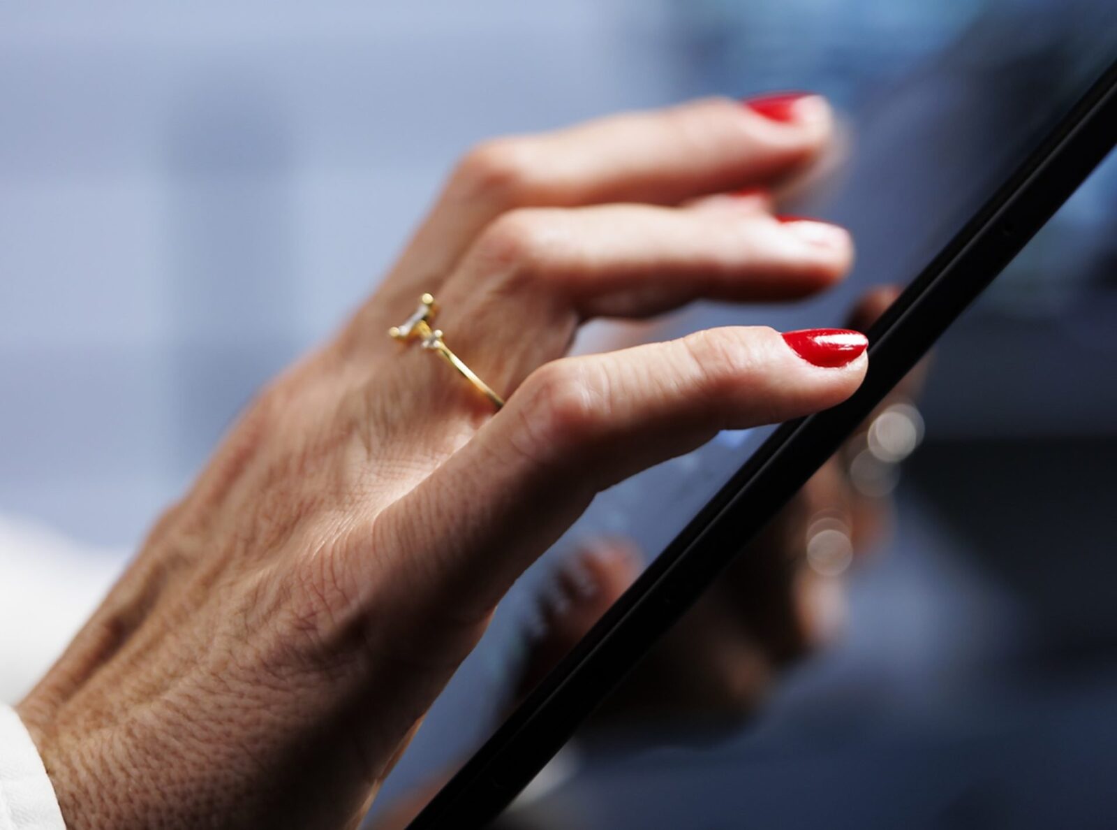 Telefonul mobil, un risc major pentru datele personale: Ce să nu păstrezi niciodată București – În era digitală, smartphone-urile au devenit extensii ale vieților noastre, stocând o cantitate impresionantă de informații personale