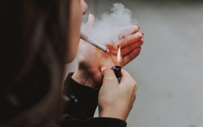Marea Britanie: Interzicere radicală a fumatului pentru tinerii născuți după 2009