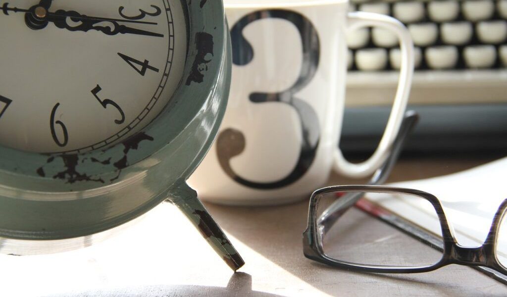 Ce faci când te dai jos din pat mai devreme? Trucuri utile