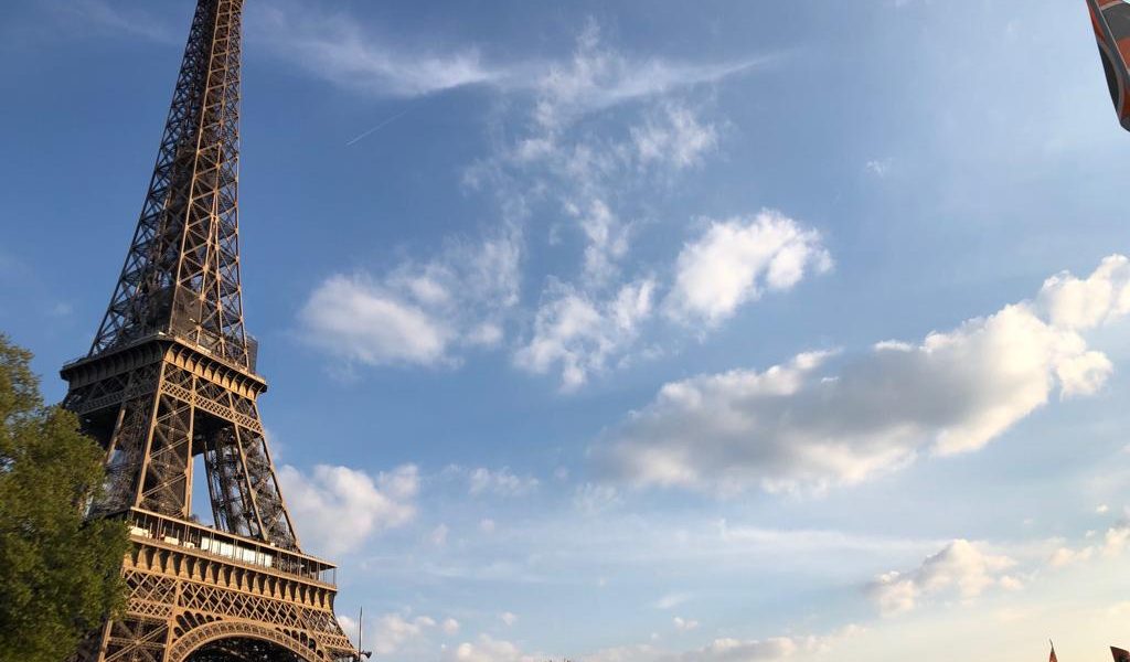 Capitala Franței, sub conducerea primarului în exercițiu, Anne Hidalgo, a cunoscut o transformare semnificativă în ultimii ani, cu accent pe piste de biciclete, reducerea traficului și recuperarea spațiului public