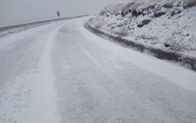 Zăpadă și polei pe mai multe drumuri din România Șoferii sunt sfătuiți să conducă cu prudență din cauza condițiilor meteorologice nefavorabile