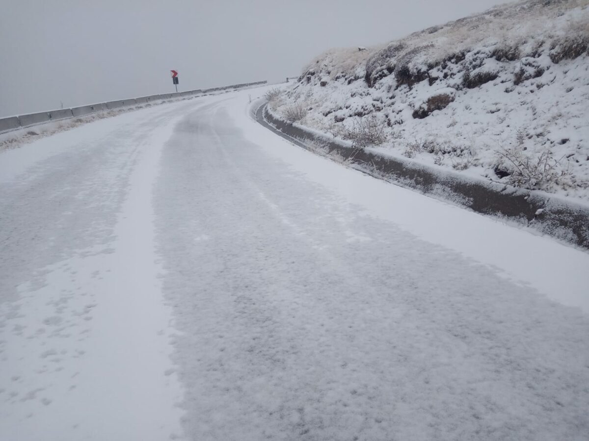 Zăpadă și polei pe mai multe drumuri din România Șoferii sunt sfătuiți să conducă cu prudență din cauza condițiilor meteorologice nefavorabile