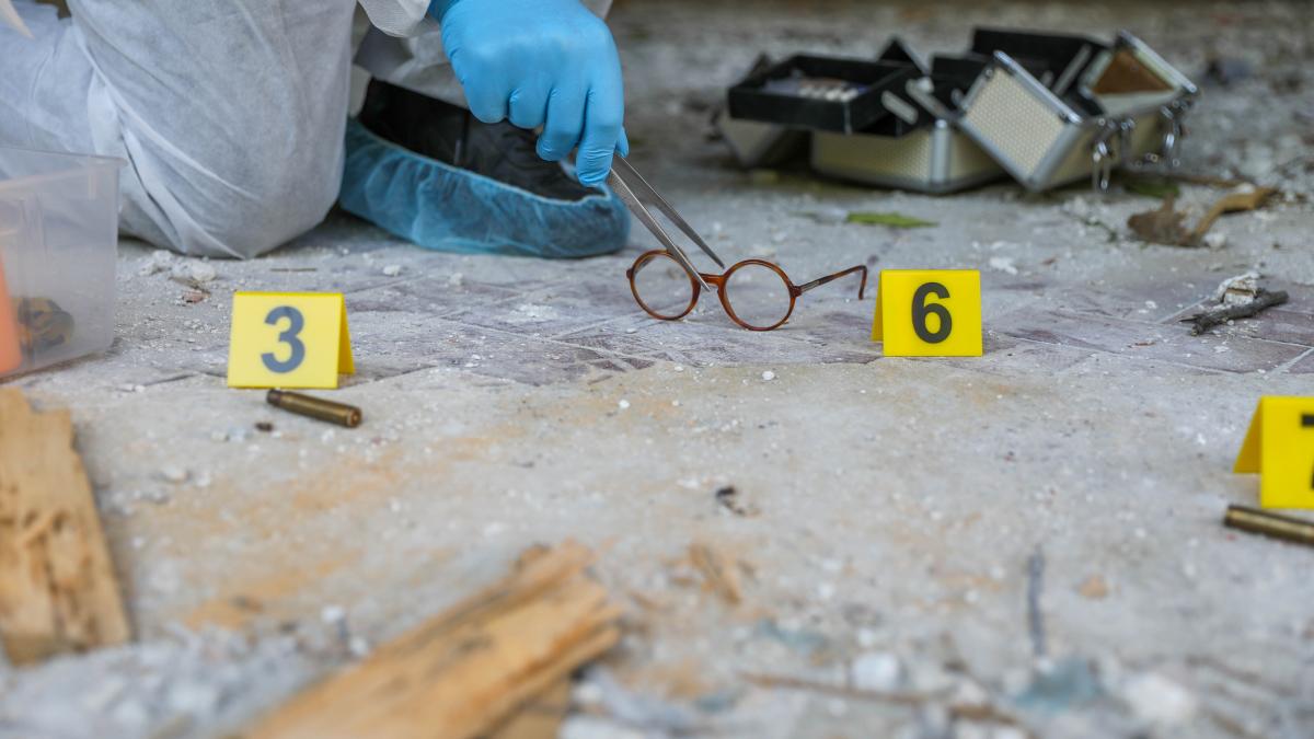 Crimă violentă într-un apartament din București: Medic găsit înjunghiat, incendiul sporește misterul Un medic anestezist a fost găsit mort într-un apartament din București, victima unei crime