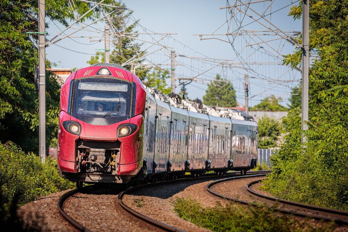 Trenuri blocate spre Constanța: O femeie și-a pierdut viața, lovită de tren