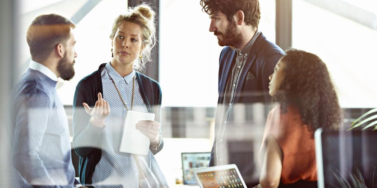 Migrația tinerilor spre Vest: România pierde miliarde din educație