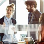 Migrația tinerilor spre Vest: România pierde miliarde din educație