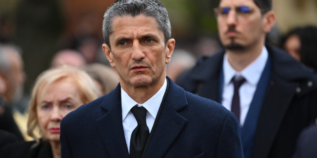 Trimișii miliardarului Savvidis, la înmormântarea lui Mircea Lucescu în România