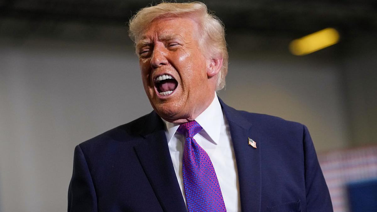 Trump pune la zid NATO și ironizează liderii europeni Fostul președinte american Donald Trump a criticat în termeni duri NATO, dar și pe președintele francez Emmanuel Macron și premierul britanic Keir Starmer, acuzându-i de lipsa de sprijin în ceea ce privește o posibilă confruntare militară cu Iranul